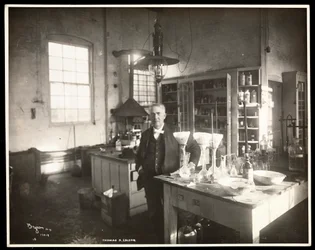 Thomas Edison dans son laboratoire, 1920